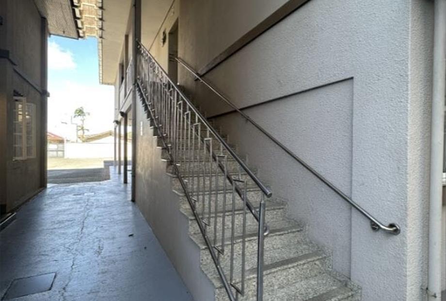 escada de acesso aos standard.jpg