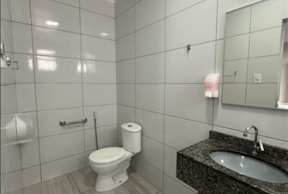 suite triplo luxo - banheiro com barras.jpg