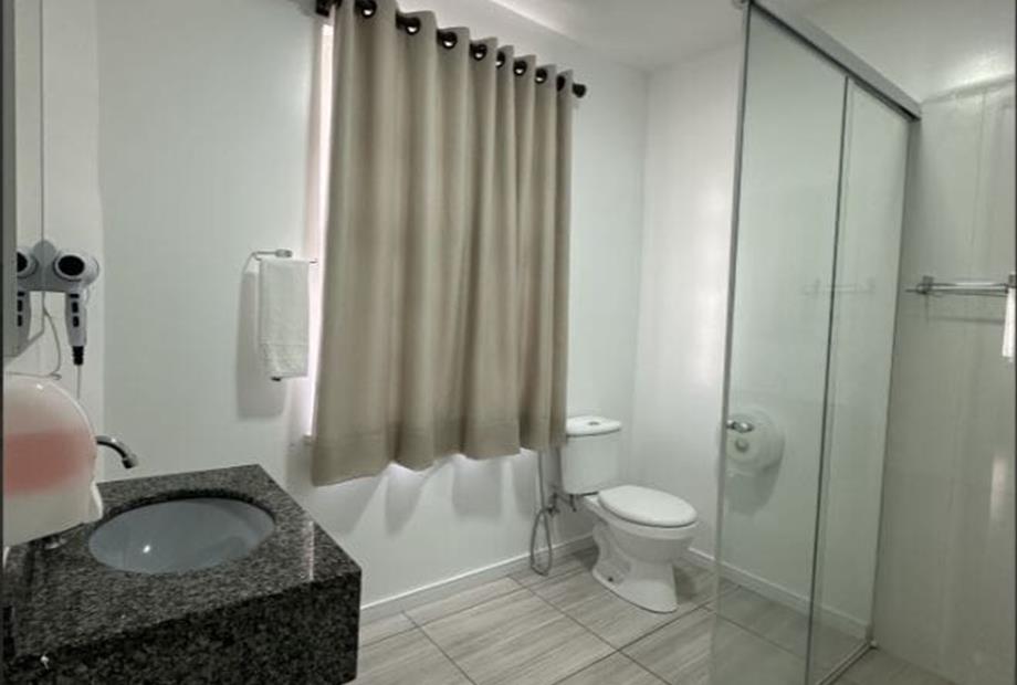 suite quadruplo luxo - banheiro.jpg