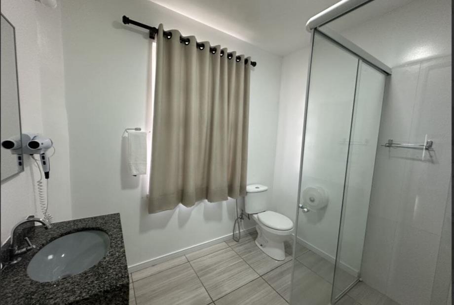 4 suite quadruplo luxo - banheiro2.jpg