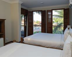 Principal Frente Piscina Quádruplo Camas Casal