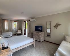 Principal Frente Piscina Quádruplo Cama Casal + Camas Solteiro