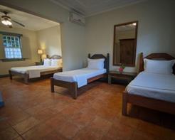 Casario Luxo Quádruplo Cama Casal + Camas Solteiro