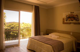 Super Luxo triplo com varanda do SKY SERRA HOTEL
