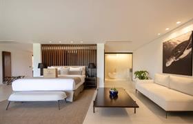 Suite Deluxe con vistas al golf y bañera de Zendaya Resort Beach Sport & Spa