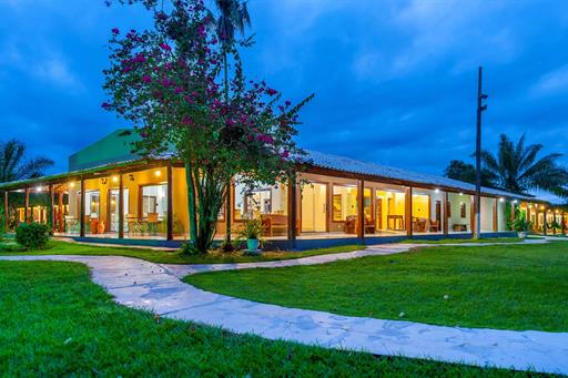 jardim pousada piuval pantanal.jpg