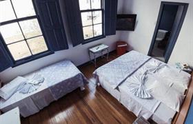 Quarto Triplo do MOVA - Hotel D'Oeste