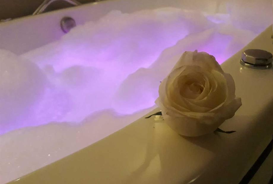 banheira 03 com rosa branca.jpeg